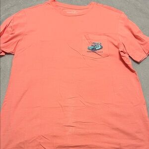 Vineyard Vines Men’s Coral Pocket Tee with Small Graphic